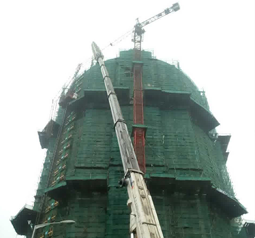 海原吊车在工地上作业